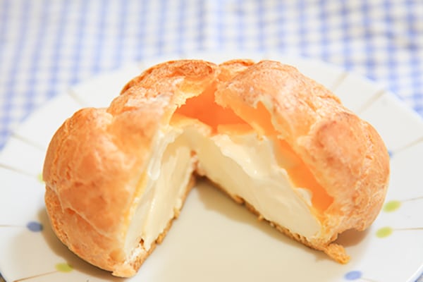 心地よい酸味が◎！ファミマ「レアチーズシュー」はさっぱりおいしい♪