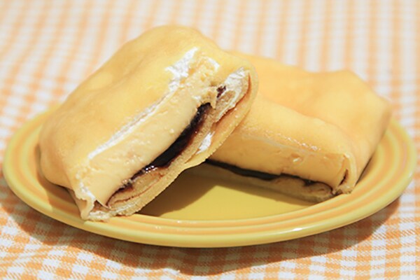 禁断のコラボ…ファミマ「プリンの四角いクレープ」がほろ苦でおいしい♪