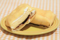 禁断のコラボ…ファミマ「プリンの四角いクレープ」がほろ苦でおいしい♪