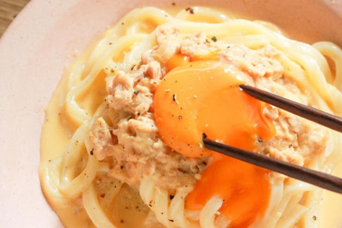 【ズボラ飯】レンチン「うどんカルボナーラ」が美味しすぎて危険