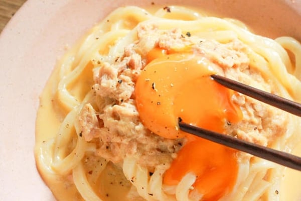 【ズボラ飯】レンチン「うどんカルボナーラ」が美味しすぎて危険