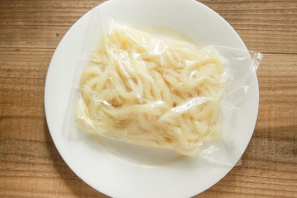 うどんはアツアツになっているので、取り出す際はヤケドに気をつけて