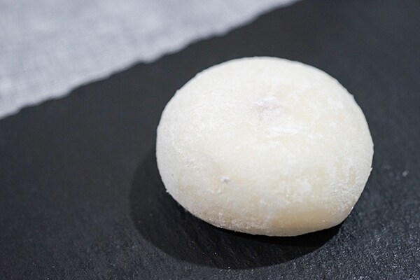 ローソン「ふわっふわフロマージュ大福」はベリーの酸味がポイント