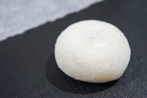 ローソン「ふわっふわフロマージュ大福」はベリーの酸味がポイント