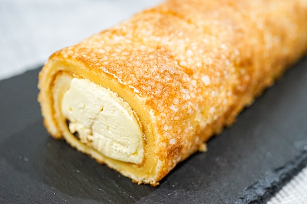 カラメル風味がたまらない!ローソンの「ざらめのもち食感ロール」