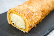 カラメル風味がたまらない！ローソンの「ざらめのもち食感ロール」