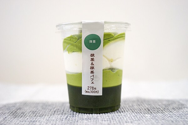 セブン「抹茶&抹茶パフェ」はどら焼き生地入りでうれしい!