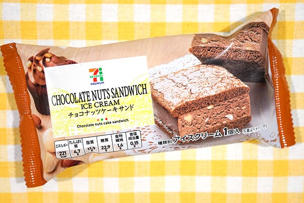 アイスなのにふわふわ!セブンの「チョコナッツケーキサンド」