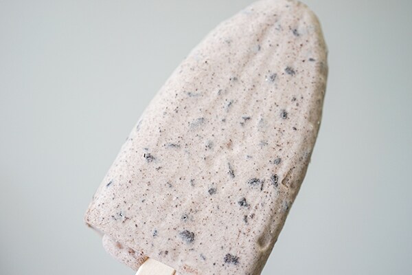 【数量限定】セブンの「やりすぎクッキーアイスバー」がウマイ！