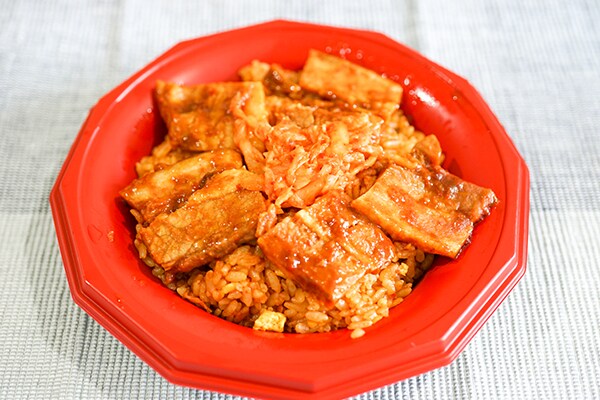 クセになる辛さ!ローソンの「厚切り豚キムチ炒飯」を食べてみた