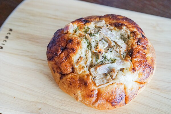 セブン新商品「えりんぎと舞茸のもっちりピザパン」がウマすぎ~!