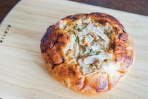 セブン新商品「えりんぎと舞茸のもっちりピザパン」がウマすぎ～！