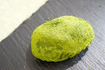 甘さ控えめで食べやすい！ローソンの「宇治抹茶生大福」