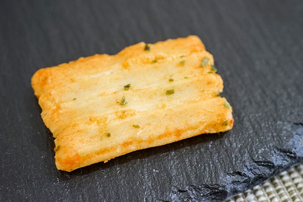 やみつきになる「めちゃうまラー油あられ」を成城石井で発見!