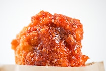 「黒こしょうだれ」を超えるか!? ローソンLチキ「赤だれ味」が発売に