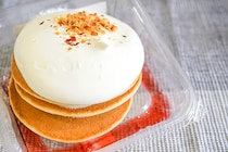 ベリーソースで食べる！ローソンの「チーズクリームのパンケーキ」