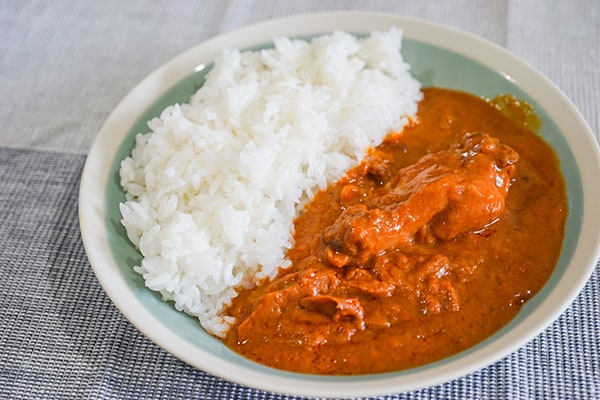 成城石井の「バターチキンカレー」は骨付き肉がごろりでウマイ！