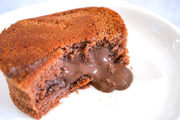 ローソン「ふわっととろ~りチョコ」は濃厚クリームがあふれ出す!