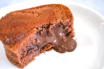 ローソン「ふわっととろ～りチョコ」は濃厚クリームがあふれ出す！