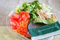 ちゅるるんさっぱり♪セブンの「サラダうどん」はオリーブオイルをかけて