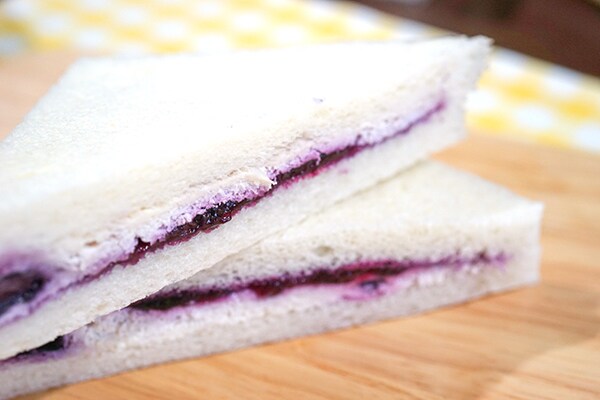 セブンの「ブルーベリー＆クリームチーズサンド」は果肉たっぷり♪