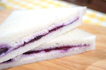 セブンの「ブルーベリー＆クリームチーズサンド」は果肉たっぷり♪