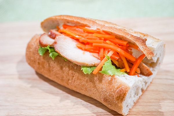 ローソンの「ローストチキン&キャロットラペ」はボリューム満点!