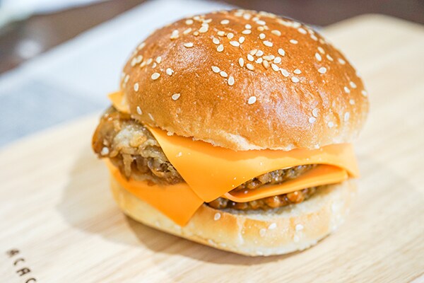 チーズとパティが2枚ずつ!セブンのチーズダブルバーガーはボリューム満点