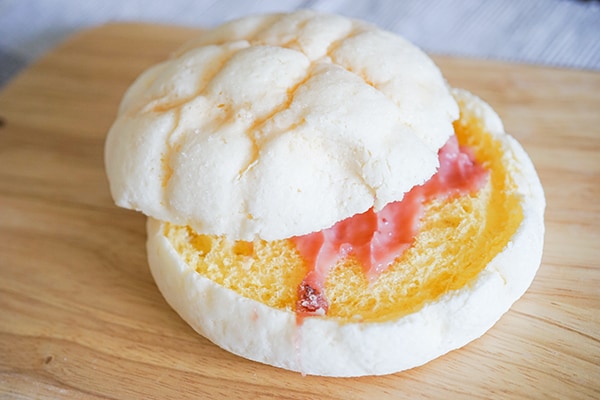 イチゴ風味が決め手!ローソンの「ショートケーキ!?メロンパン」