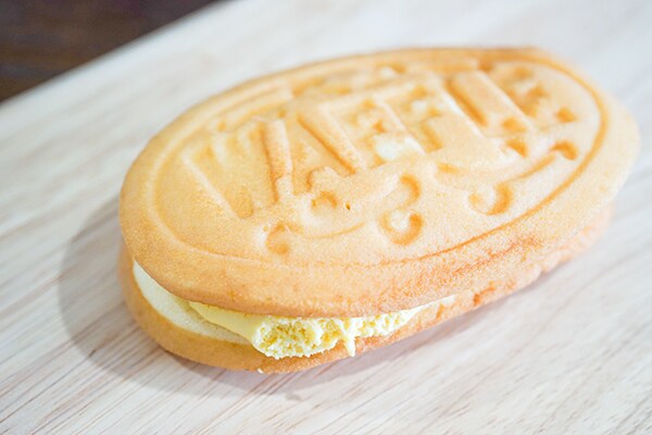 140円なのにボリューミー!ローソンの「ふんわりワッフル」はWクリーム