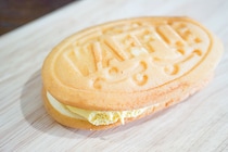 140円なのにボリューミー！ローソンの「ふんわりワッフル」はWクリーム