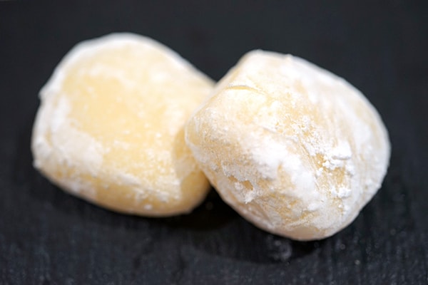 ローソンから不思議スイーツ爆誕！「モチーズ」とは？