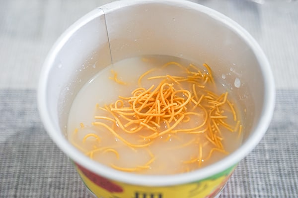 スープ感覚で食べられる!カルディの「皿うどん」は熱湯を注ぐだけ