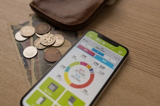 家計簿をつけるならアプリを活用しよう！節約のコツや投資について、おすすめのアプリなども紹介