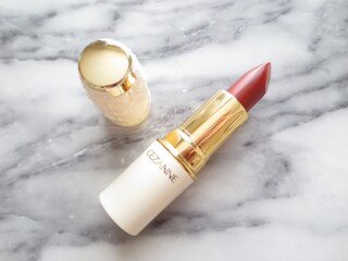 次のバズりコスメはこれ！　セザンヌからブラウン系“赤リップ”が登場