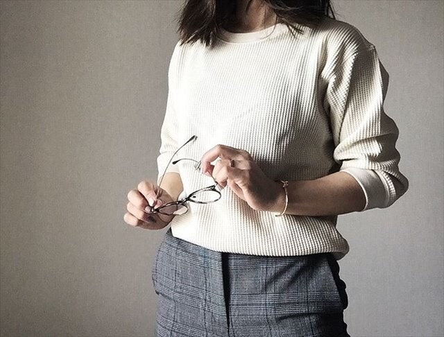 1,500円で秋まで着回せる！　ワッフルクルーネックTで高見えコーデ