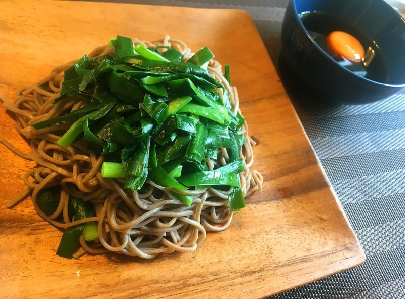 蕎麦と一緒に茹でるだけ!?　夏バテに負けないニラレシピ2選