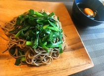 蕎麦と一緒に茹でるだけ!?　夏バテに負けないニラレシピ2選