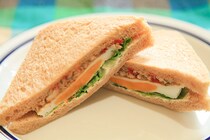 【ファミマ流？】大人気の「ガパオ」をサンドイッチに！