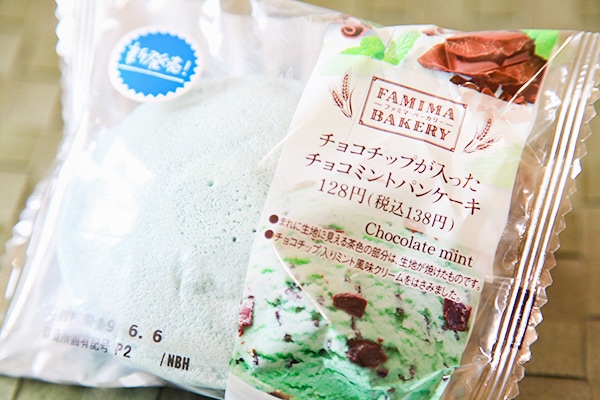 ファミマの「チョコミントパンケーキ」は開けた瞬間からチョコミントでした