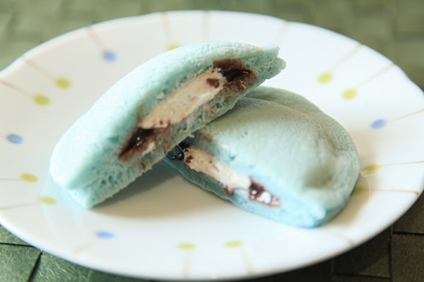 ファミマの「チョコミントパンケーキ」は開けた瞬間からチョコミントでした