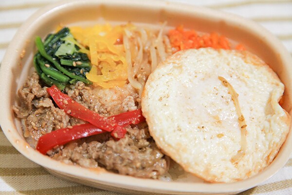 手軽にカフェ風めし!ファミマの「プルコギごはん」はビビンバ風?