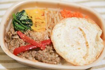 手軽にカフェ風めし！ファミマの「プルコギごはん」はビビンバ風？