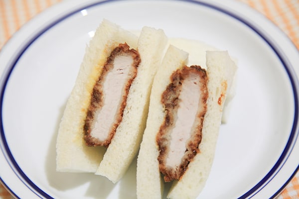 分厚いのにやわらかい!ファミマの「ロースカツサンド」が絶品!