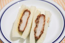分厚いのにやわらかい！ファミマの「ロースカツサンド」が絶品！
