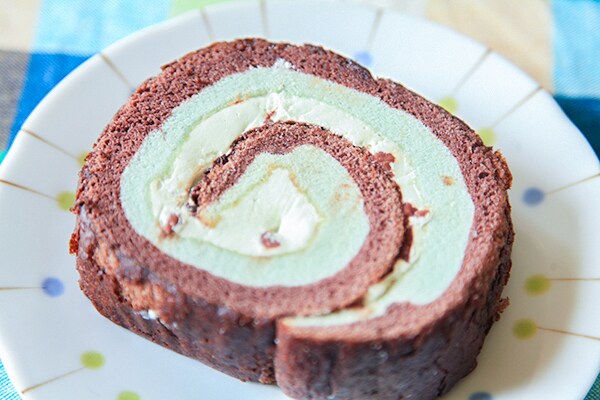 もう少しミント感を…!ファミマの「ロールケーキ(チョコミント)」を食べてみた