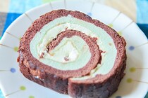 もう少しミント感を…！ファミマの「ロールケーキ（チョコミント）」を食べてみた