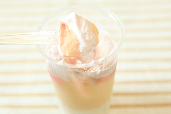 おいしいと話題!ロピアの絹ごしプリンパフェに“桃”が仲間入り!