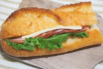 軽く焼いてもおいしい！ファミマ「石窯パリジャンサンド」