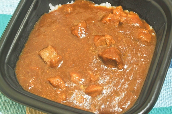 ほろほろ牛肉が◎!ファミマ「こだわりビーフカレー」は甘口カレーでした
